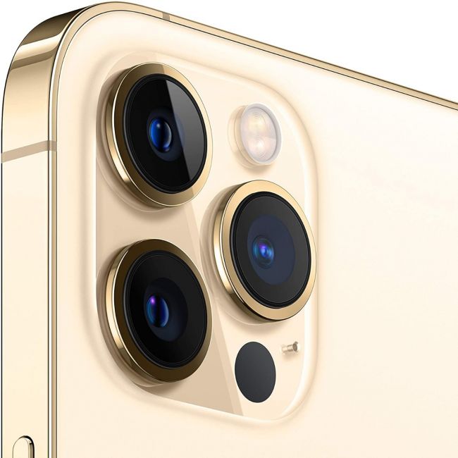 سنسور اصلی دوربین گوشی iPhone 12 Pro Max نسبت به آیفون 12 پرو بزرگتر است و به گونه‌ای طراحی شده تا بتواند در مقایسه با آیفون 11 پرو مکس در محیط‌های کم نور به مقدار 87 درصد عملکرد بهتری داشته باشد.