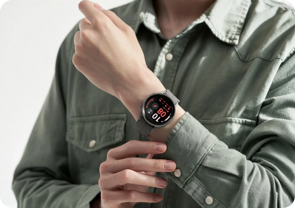 Galaxy Watch5 Pro از صفحه نمایش 1.36 اینچی OLED با رزولوشن 450 در 450 پیکسل و نرخ تازه سازی 60 هرتز استفاده می کند که هیچ تفاوتی با نمایشگر استفاده شده در نسخه پایه 44 میلی متری گلکسی واچ 5 ندارد.