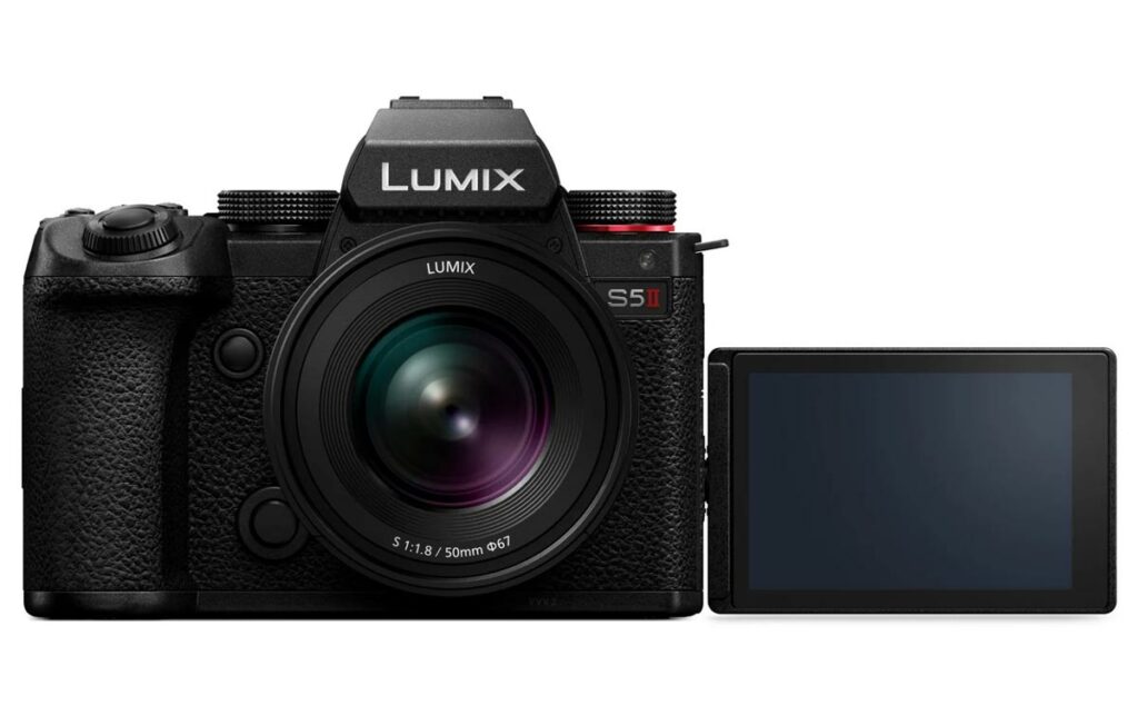 لومیکس S5II در کنار سیستم فوکوس خودکار جدید، سنسور و پردازنده سریع‌تری نسبت به دوربین S5 قبلی دارد.